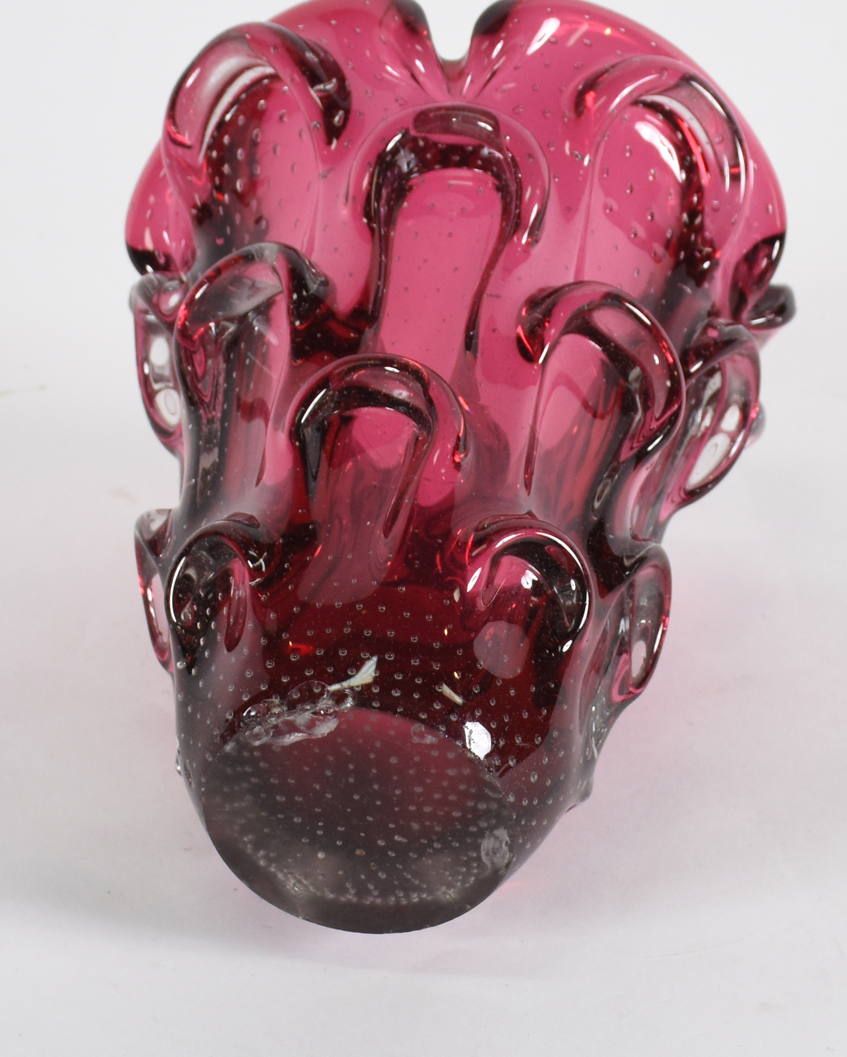 Vaso de Murano italiano na cor rubi, anos 60.( bicados embaixo) - foto 3 de 3