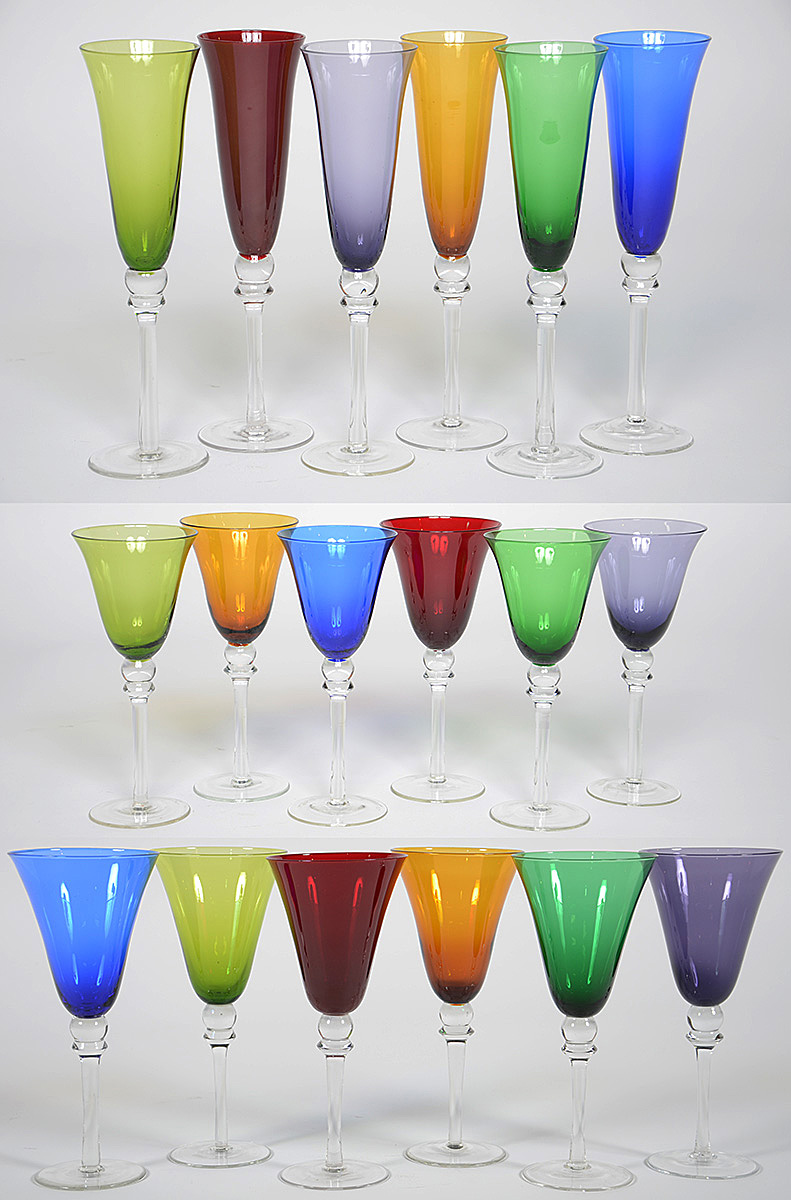 Jogo com 18 copos em diversas cores, sendo 6 para água, 6 para vinho...
