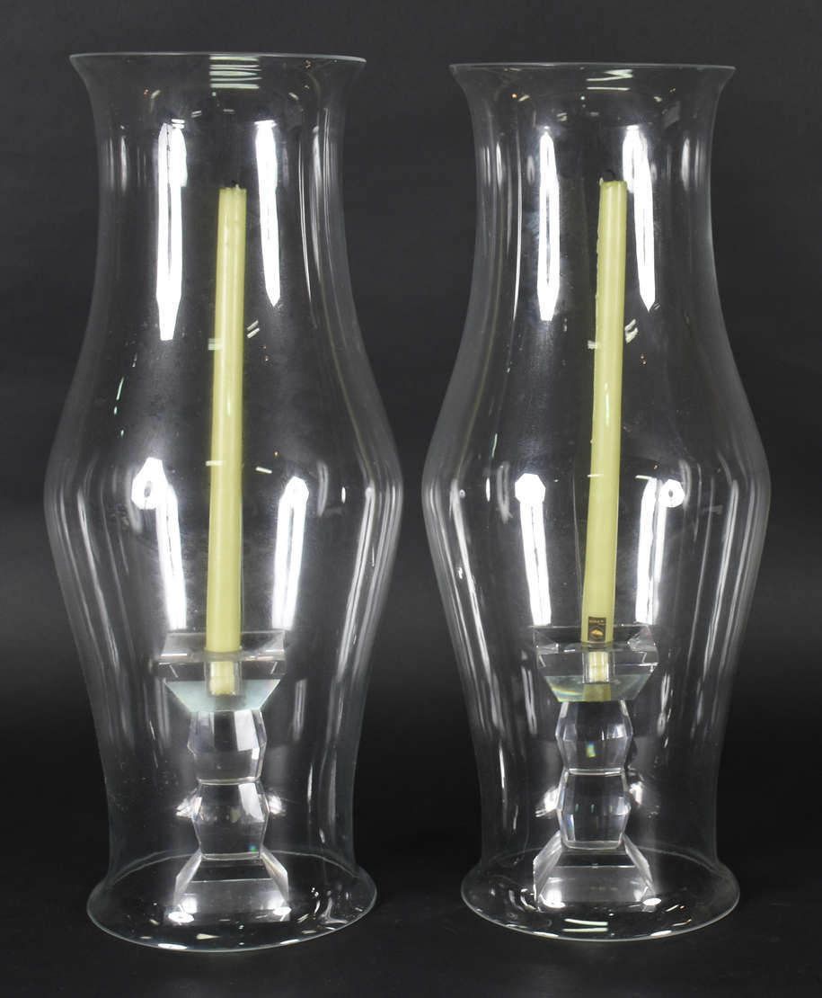 Par de castiçais de cristal com donzelas de vidro ( pé de um dos... - foto 1 de 5
