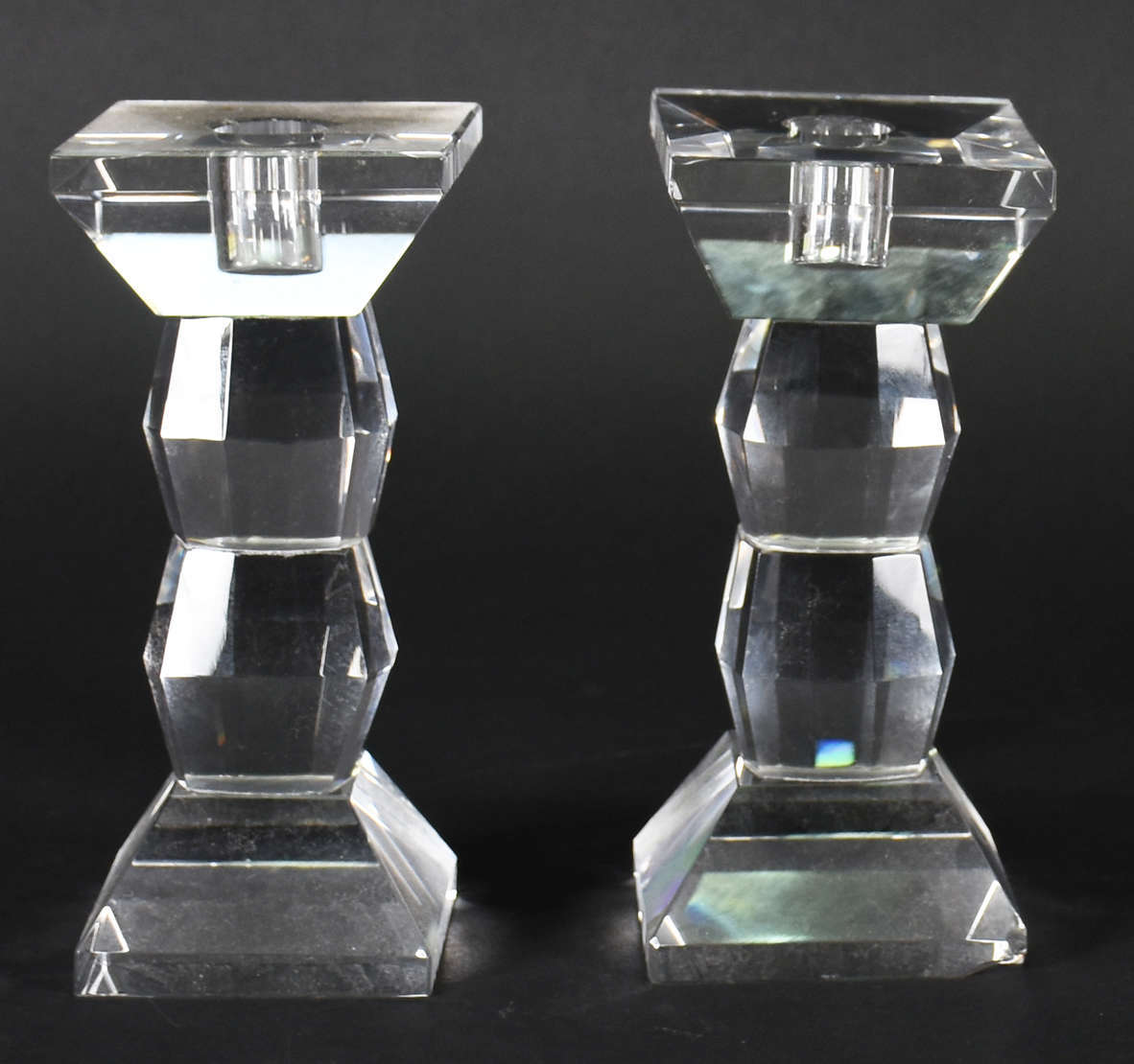 Par de castiçais de cristal com donzelas de vidro ( pé de um dos... - foto 2 de 5