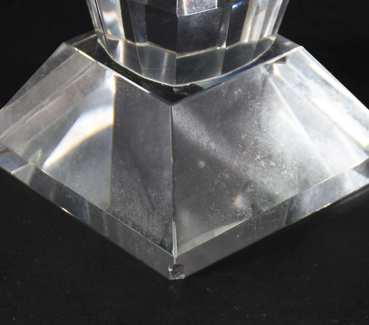 Par de castiçais de cristal com donzelas de vidro ( pé de um dos... - foto 3 de 5