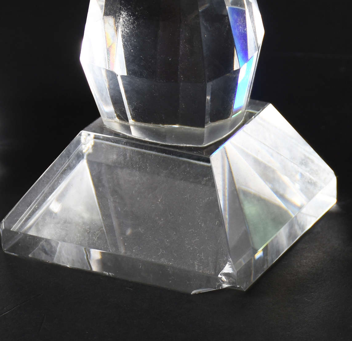 Par de castiçais de cristal com donzelas de vidro ( pé de um dos... - foto 4 de 5
