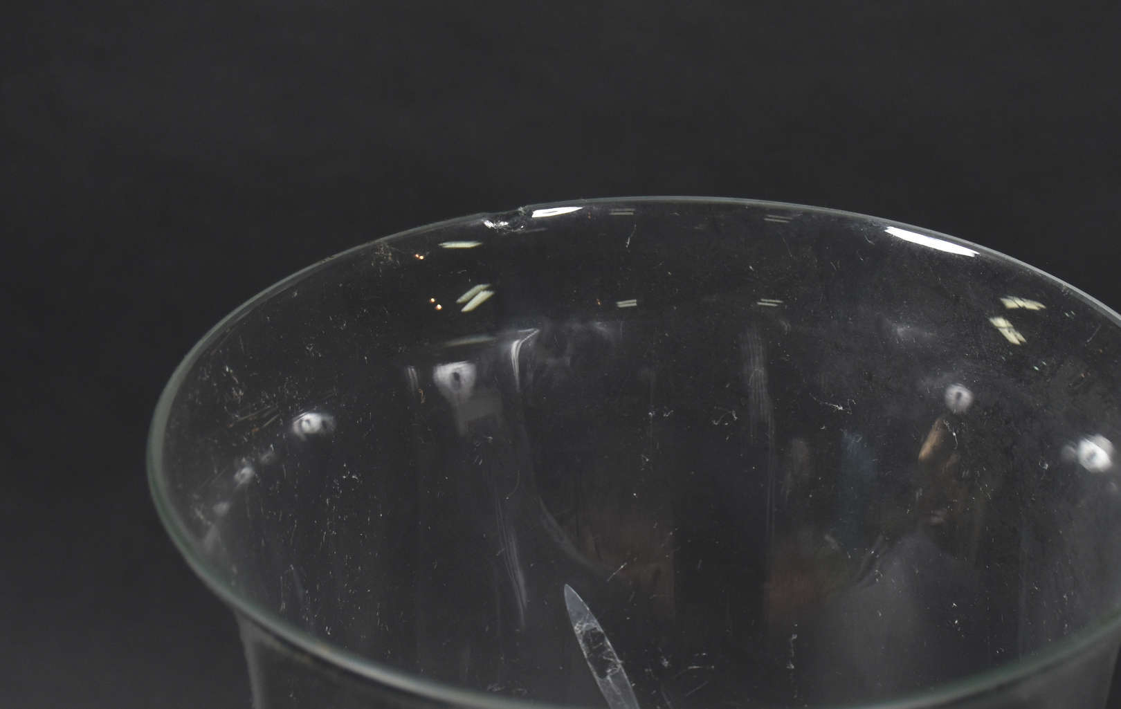 Par de castiçais de cristal com donzelas de vidro ( pé de um dos... - foto 5 de 5