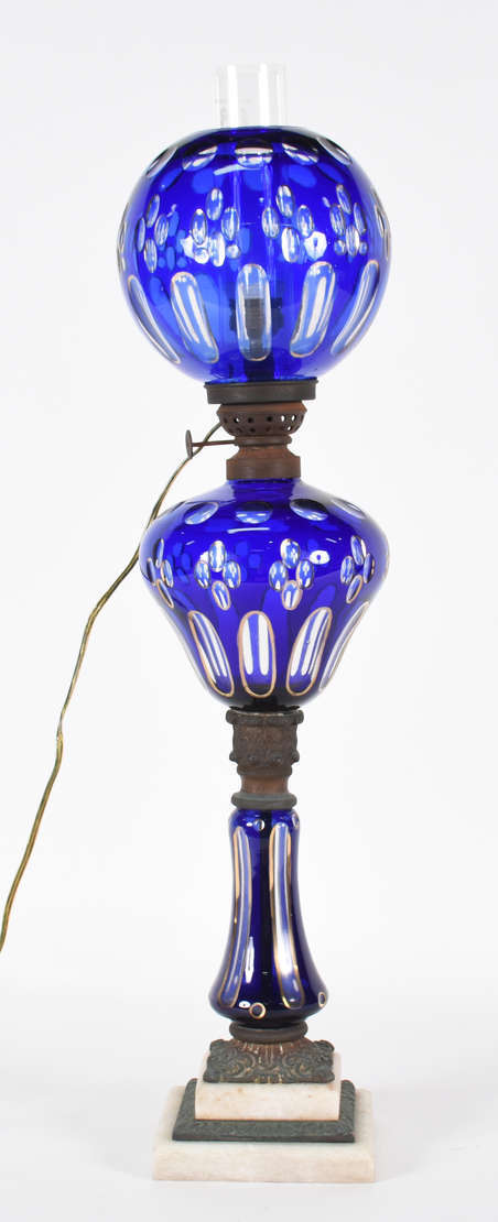 Luminária de cristal overlay azul lapidado, detalhes de metal e base... - foto 1 de 3