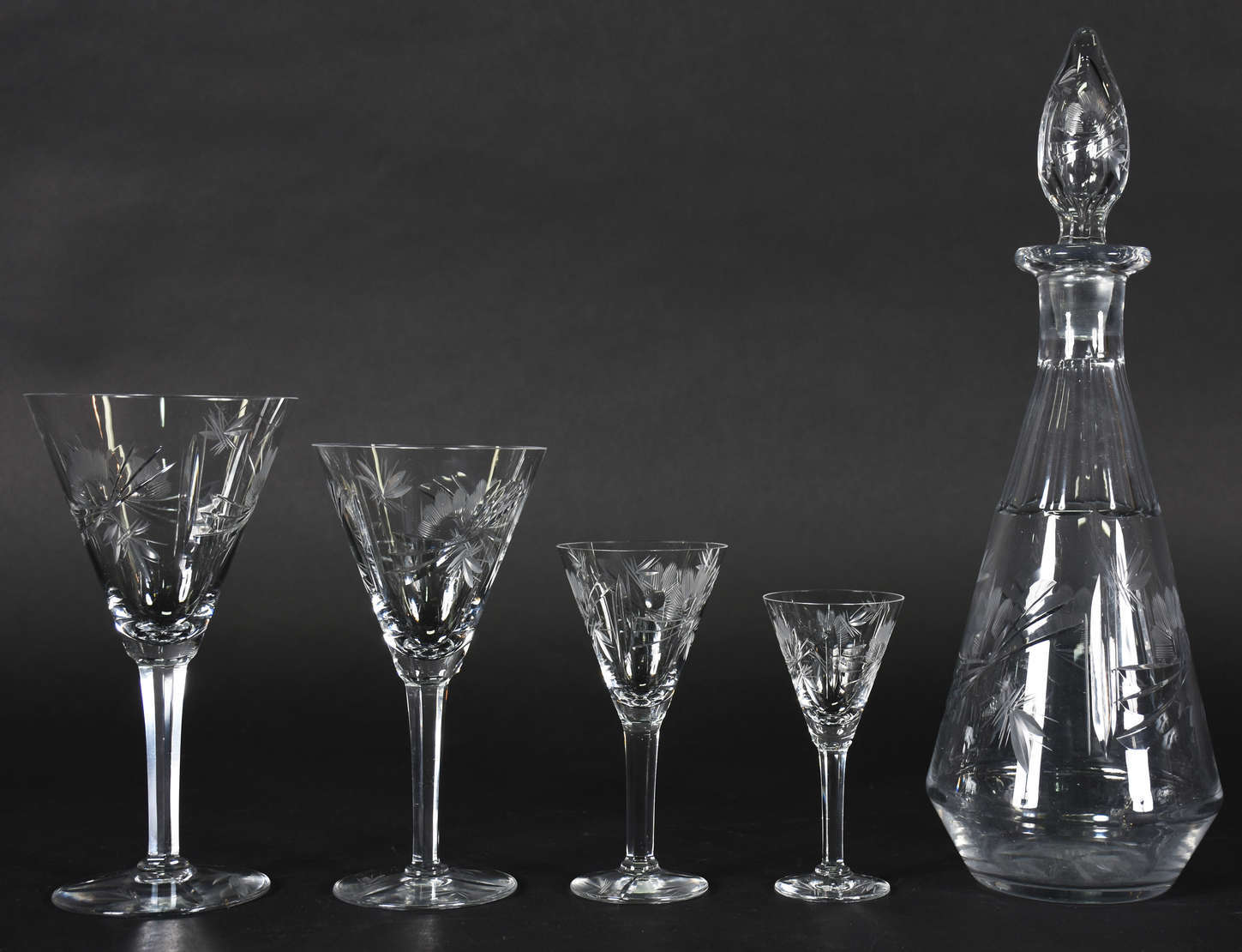 Conjunto de taças de cristal , sendo 6 para vinho tinto, 6 para vinho... - foto 1 de 4