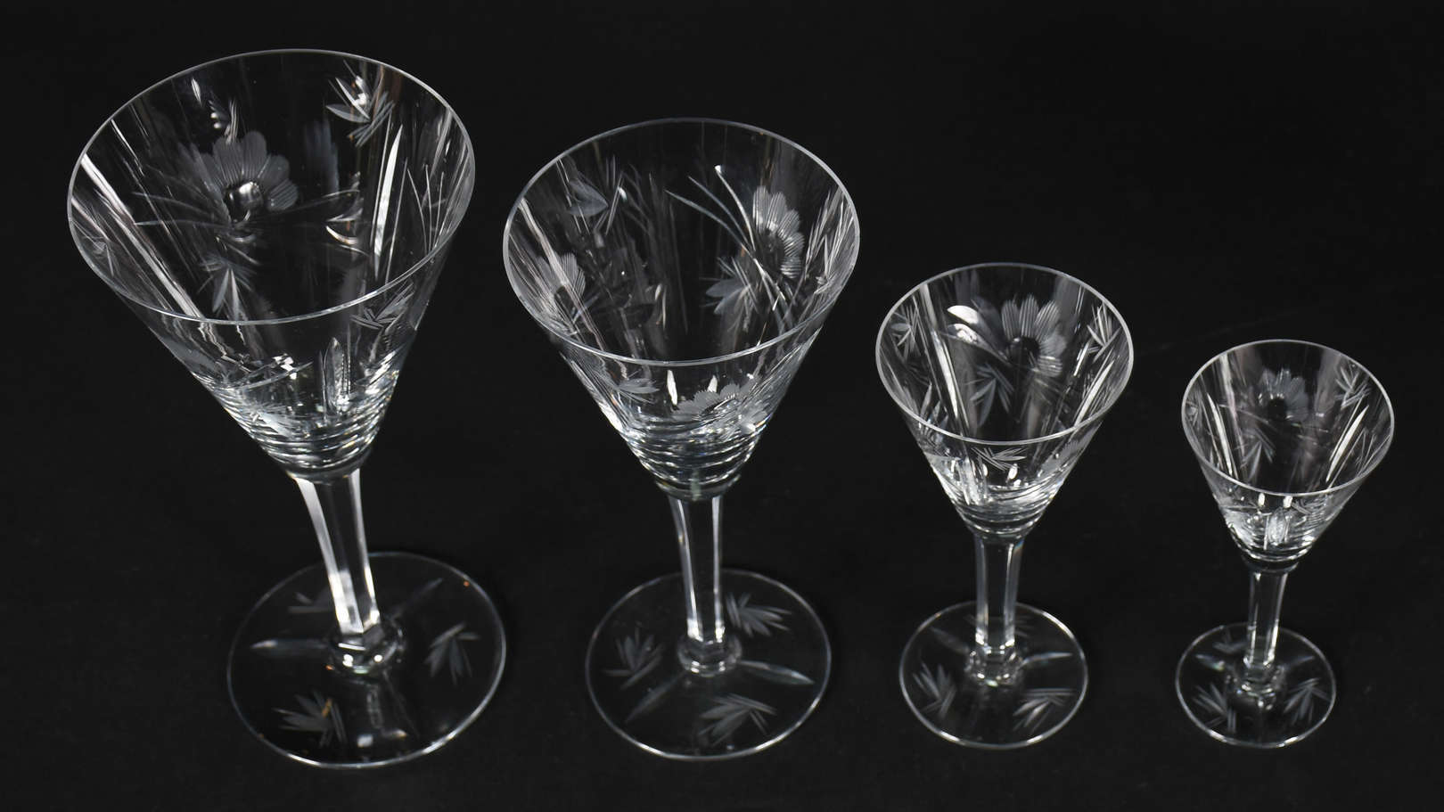 Conjunto de taças de cristal , sendo 6 para vinho tinto, 6 para vinho... - foto 3 de 4