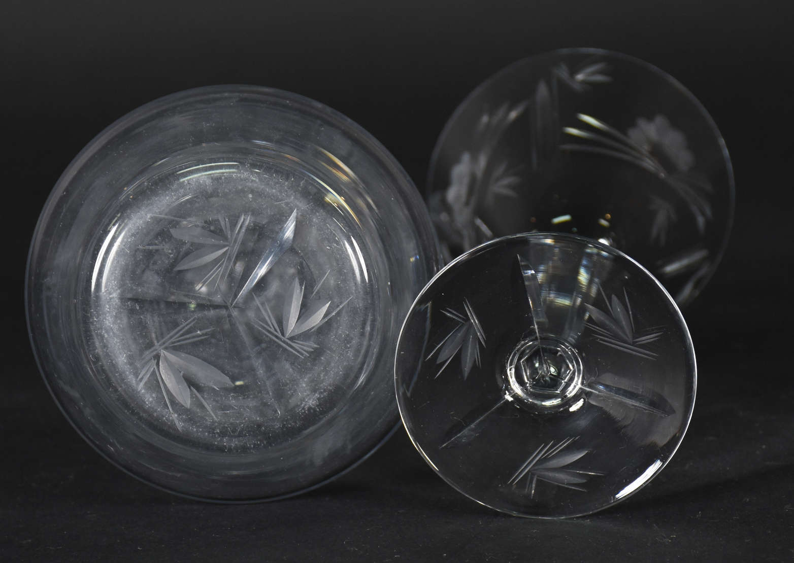 Conjunto de taças de cristal , sendo 6 para vinho tinto, 6 para vinho... - foto 4 de 4