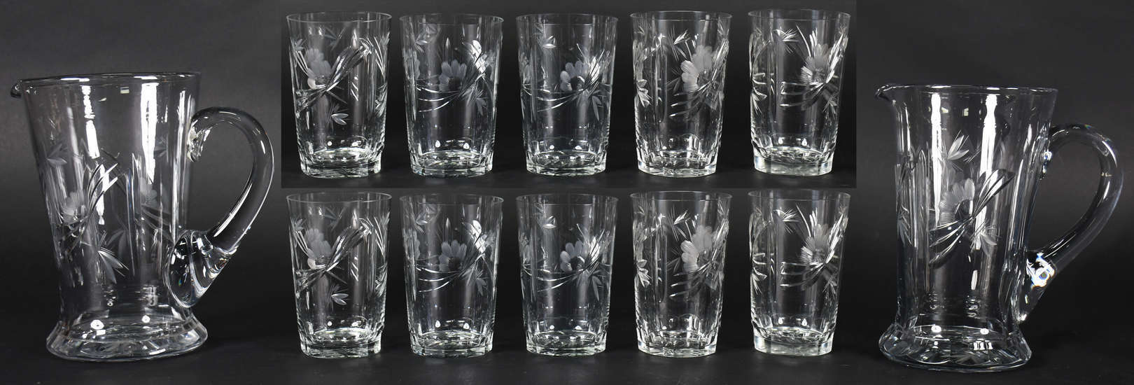 Conjunto de cristal com flores lapidadas, sendo , 10 copos para água... - foto 1 de 5