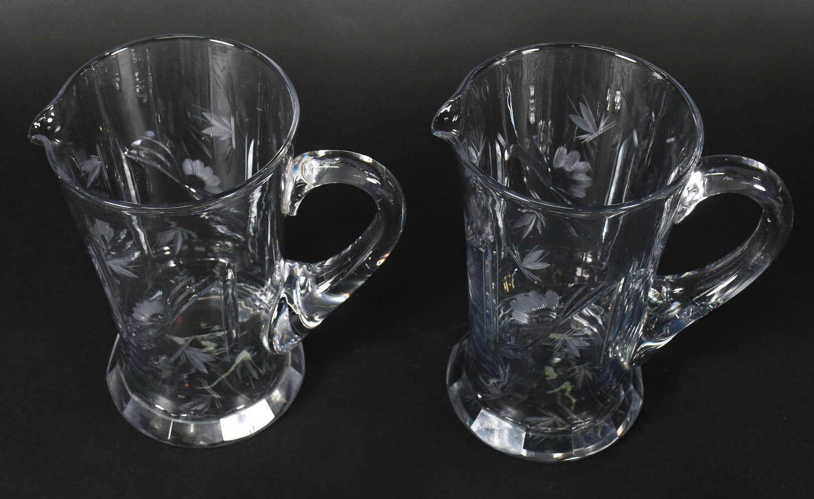 Conjunto de cristal com flores lapidadas, sendo , 10 copos para água... - foto 2 de 5