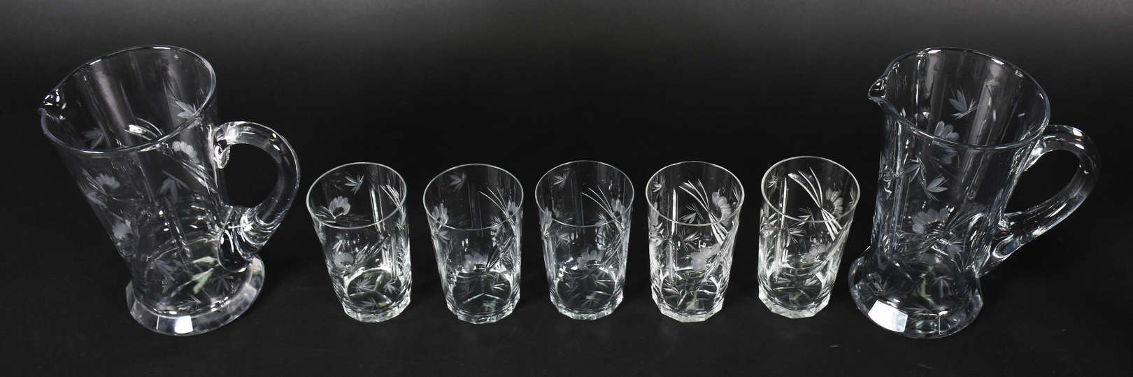 Conjunto de cristal com flores lapidadas, sendo , 10 copos para água... - foto 3 de 5