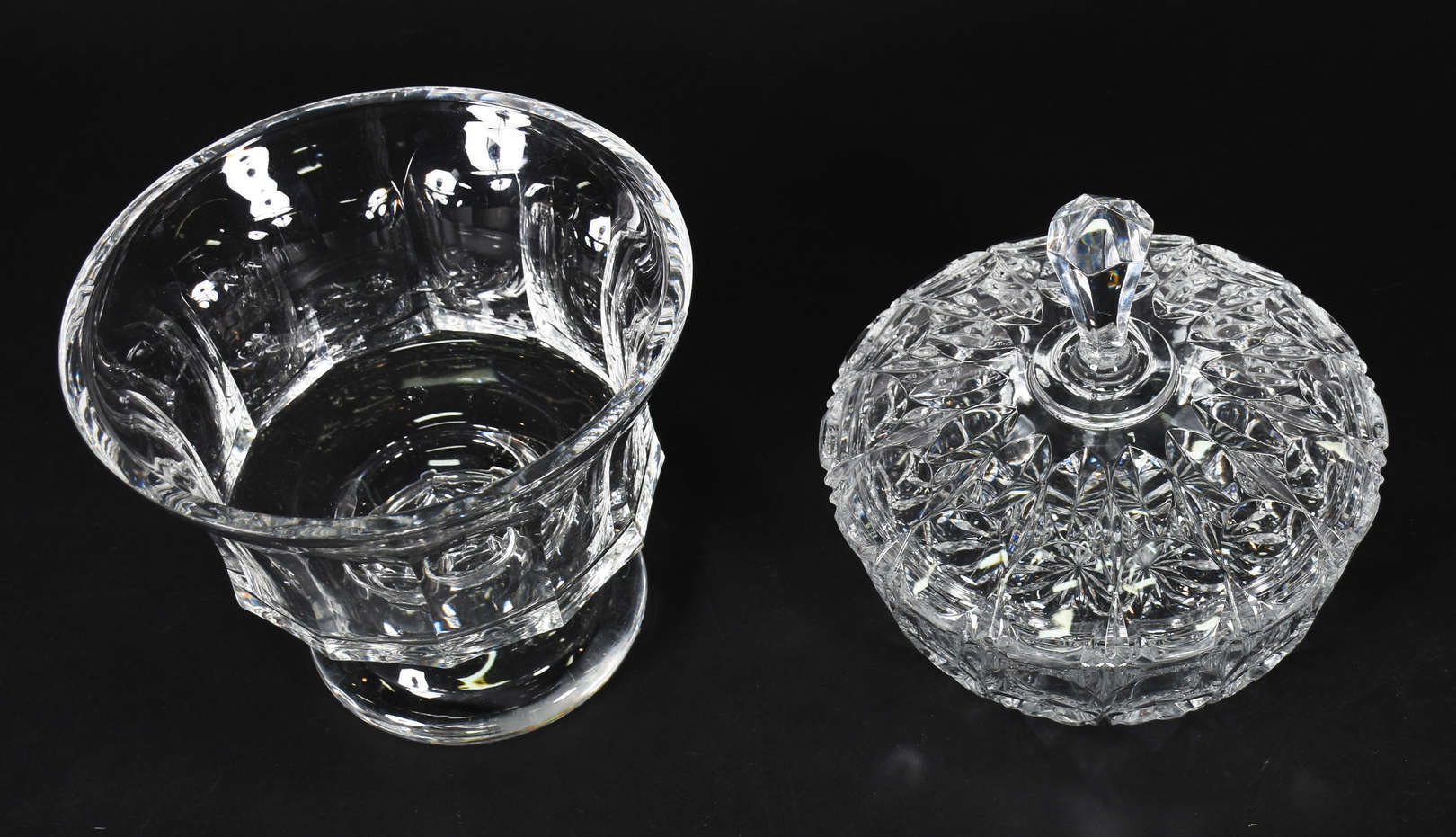 Duas peças de cristal, sendo: Fruteira e bomboniere com tampa... - foto 1 de 2