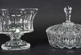 Duas peças de cristal, sendo: Fruteira e bombon... - Duas peças de cristal, sendo: Fruteira e bomboniere com tampa lapidada.