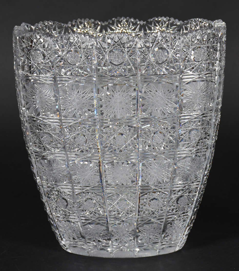 Vaso de cristal tcheco ricamente lapidado. - foto 1 de 3