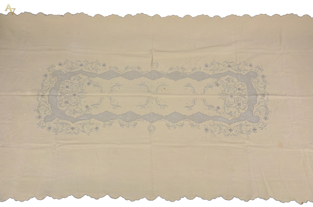 Toalha de linho marrom com bordados. Medidas 1,40 x 2,46 m.