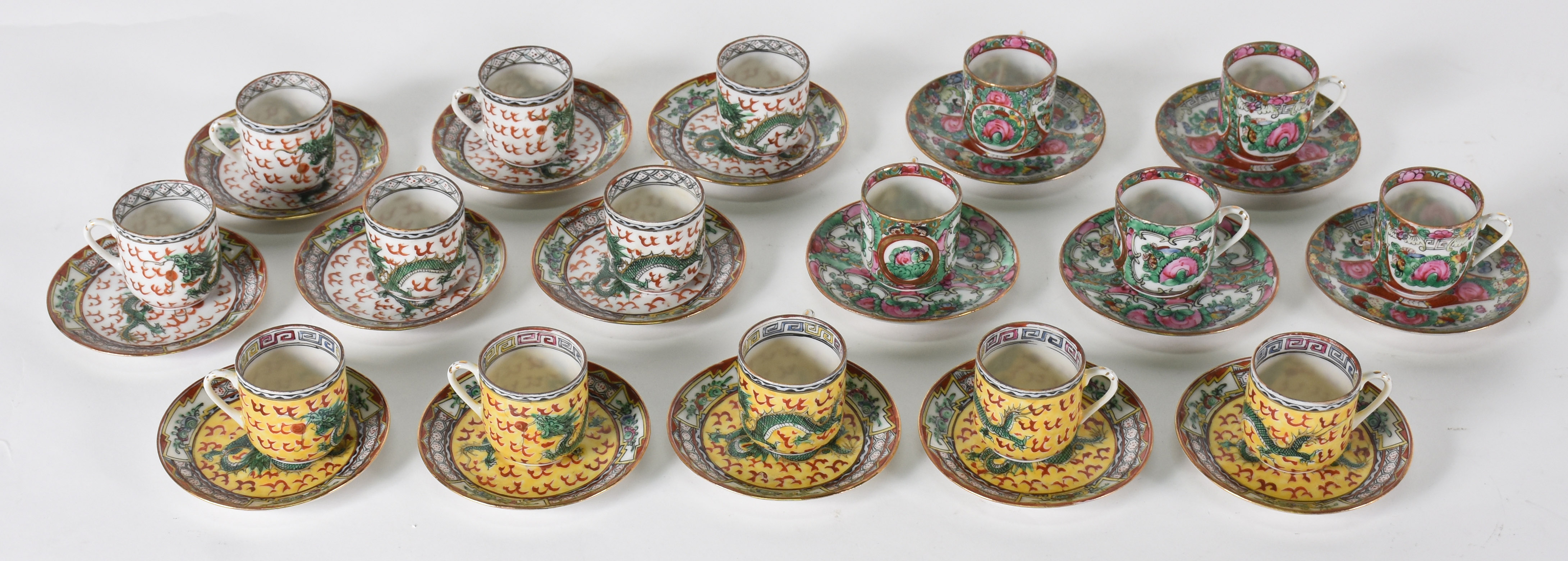 Dezesseis xícaras para café com pires, de porcelana chinesa em... - foto 1 de 4