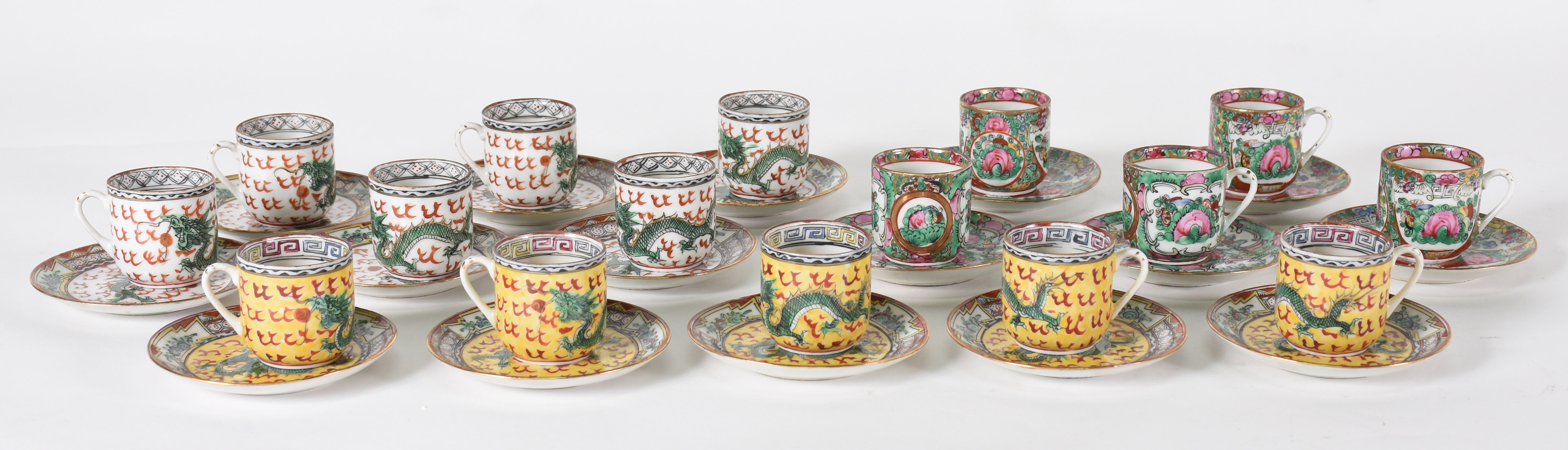 Dezesseis xícaras para café com pires, de porcelana chinesa em... - foto 2 de 4