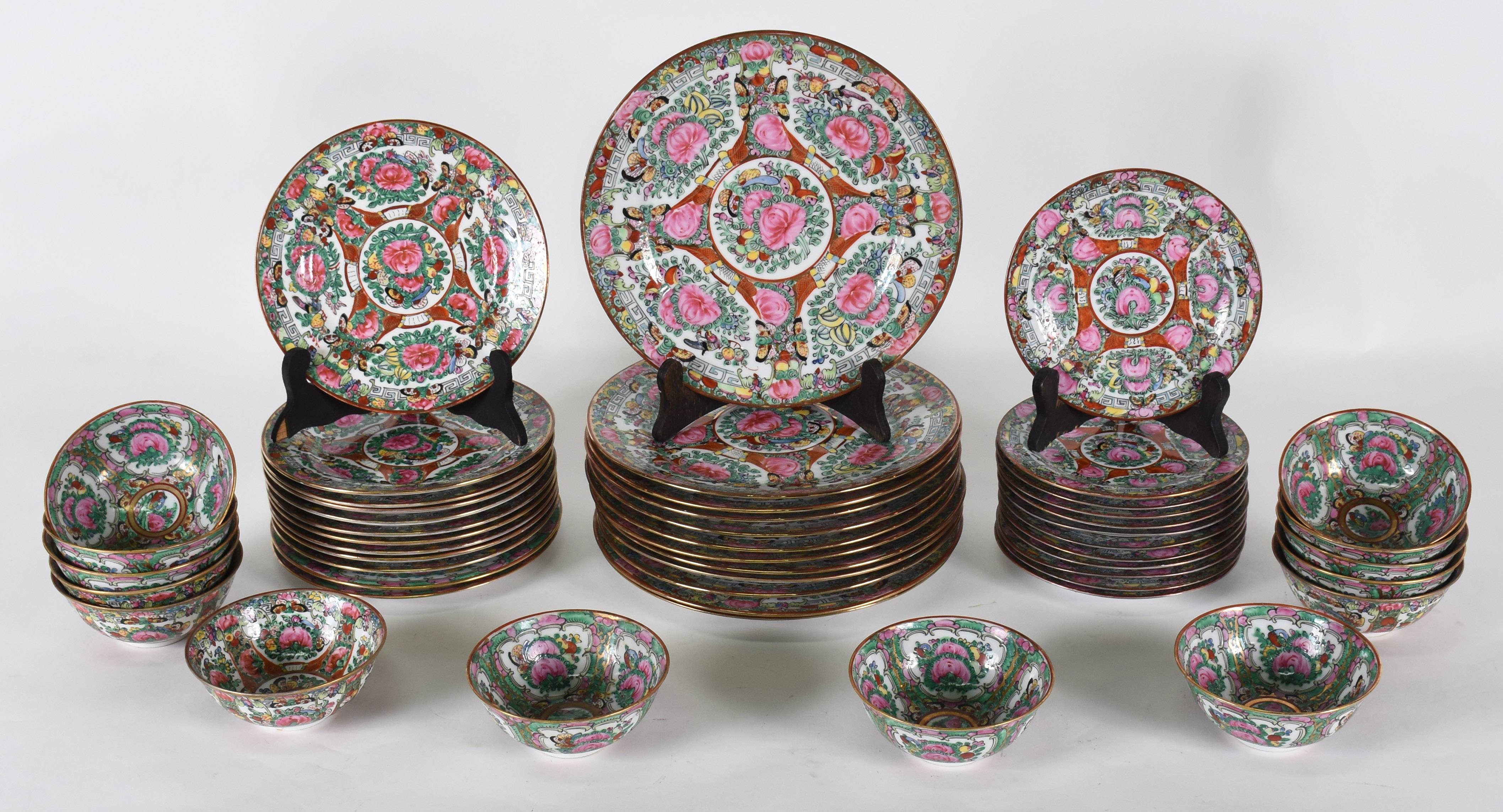 Aparelho de jantar de porcelana Chinesa sendo , 12 pratos rasos, 12... - foto 2 de 3