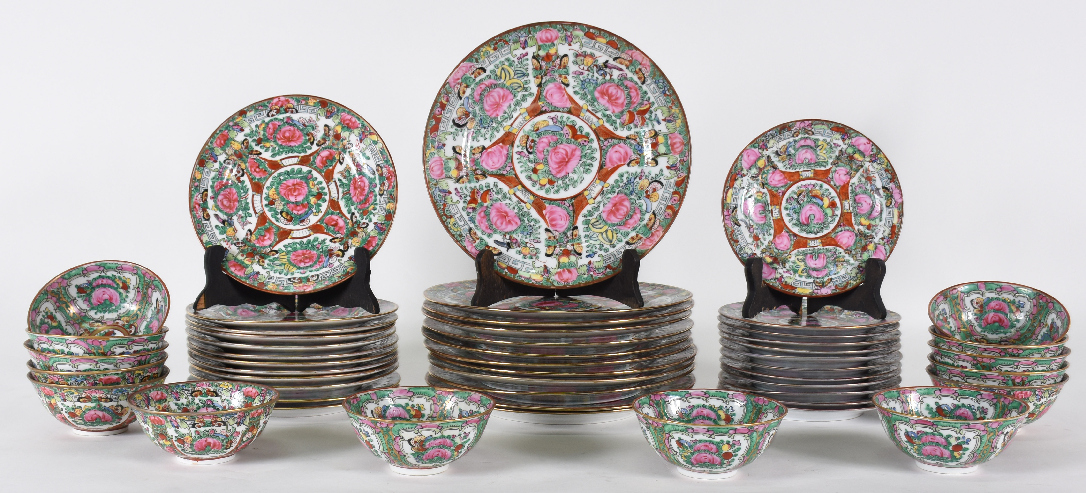 Aparelho de jantar de porcelana Chinesa sendo , 12 pratos rasos, 12... - foto 1 de 3