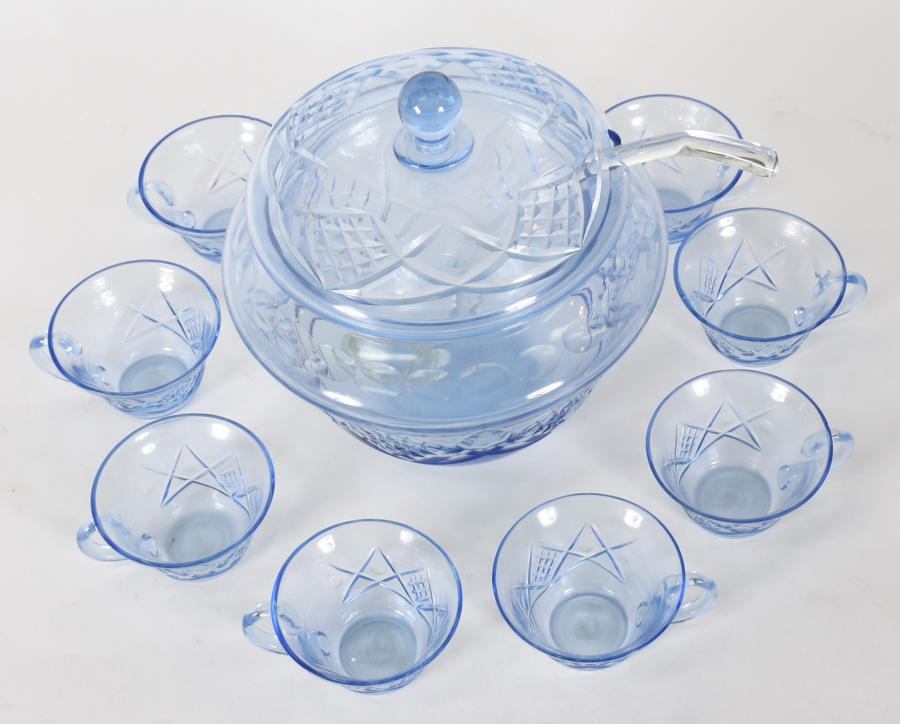 Poncheira em demi cristal lapidado na cor azul com 8 taças e concha. - foto 1 de 4
