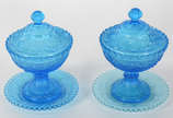 Par de compoteiras com presentoir de vidro azul... - Par de compoteiras com presentoir de vidro azul trabalhado em relevo (um presentoir no tom de azul um pouco mais claro).
