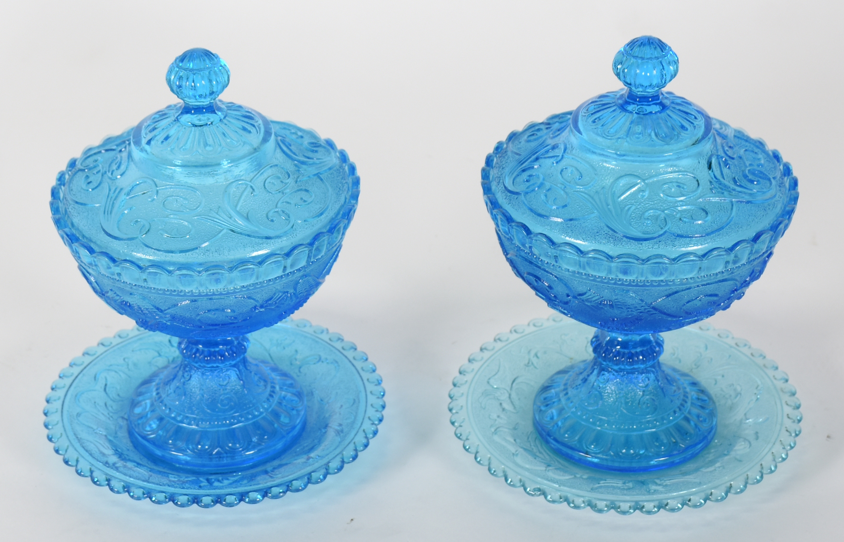 Par de compoteiras com presentoir de vidro azul trabalhado em relevo... - foto 2 de 3