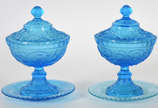 Par de compoteiras com presentoir de vidro azul... - Par de compoteiras com presentoir de vidro azul trabalhado em relevo (um presentoir no tom de azul um pouco mais claro).