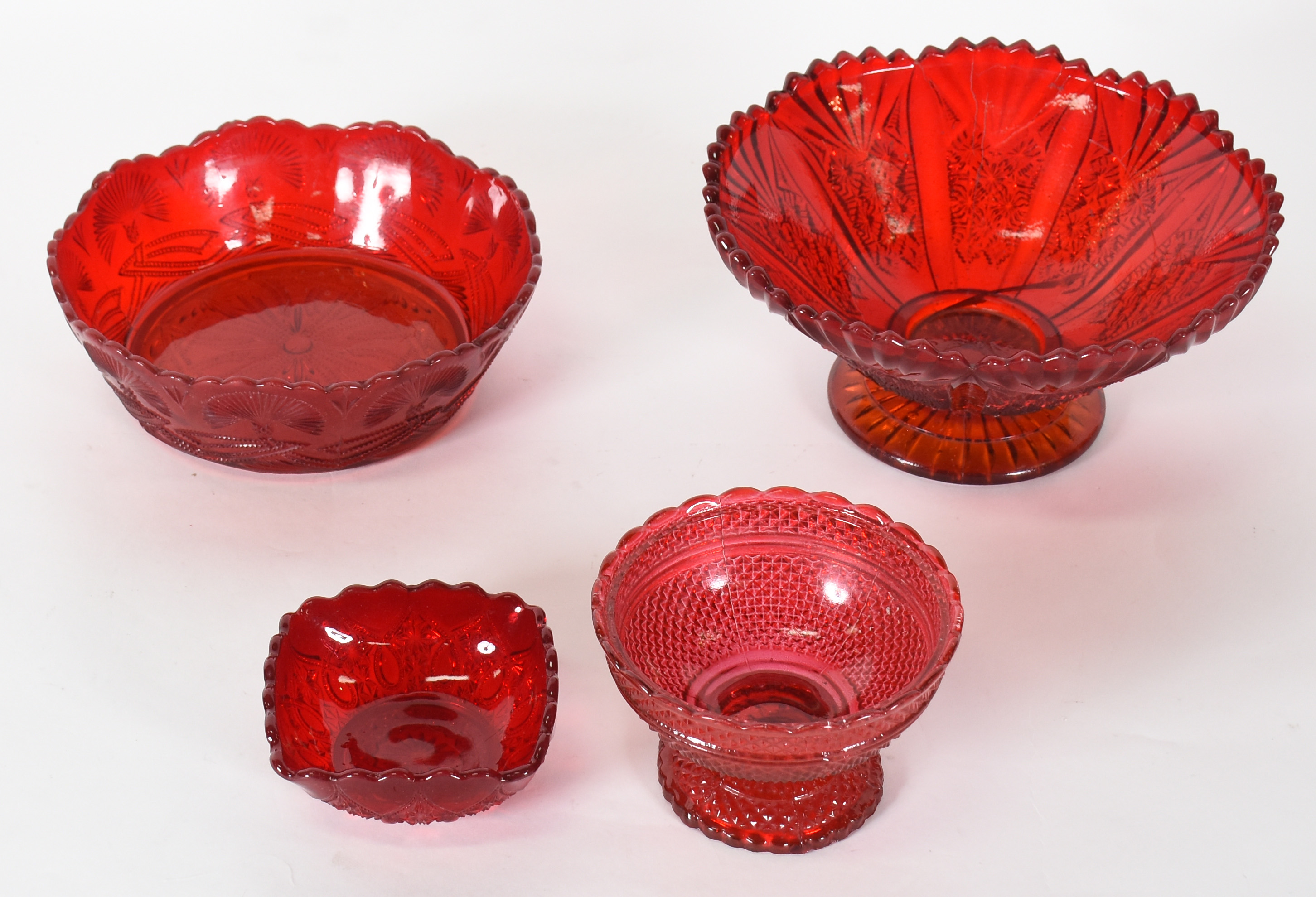 Quatro bowls de vidro vermelho trabalhado, dierentes modelos. Um... - foto 2 de 4