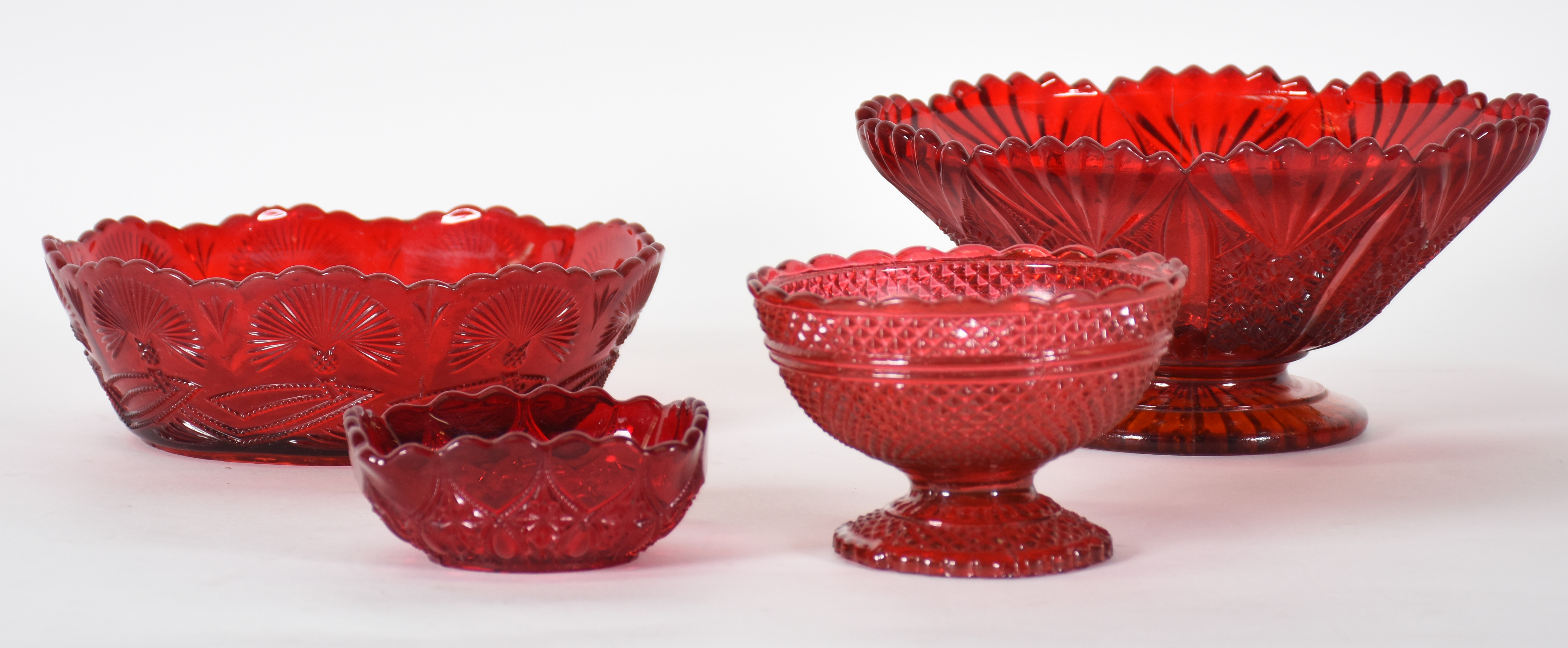Quatro bowls de vidro vermelho trabalhado, dierentes modelos. Um... - foto 1 de 4