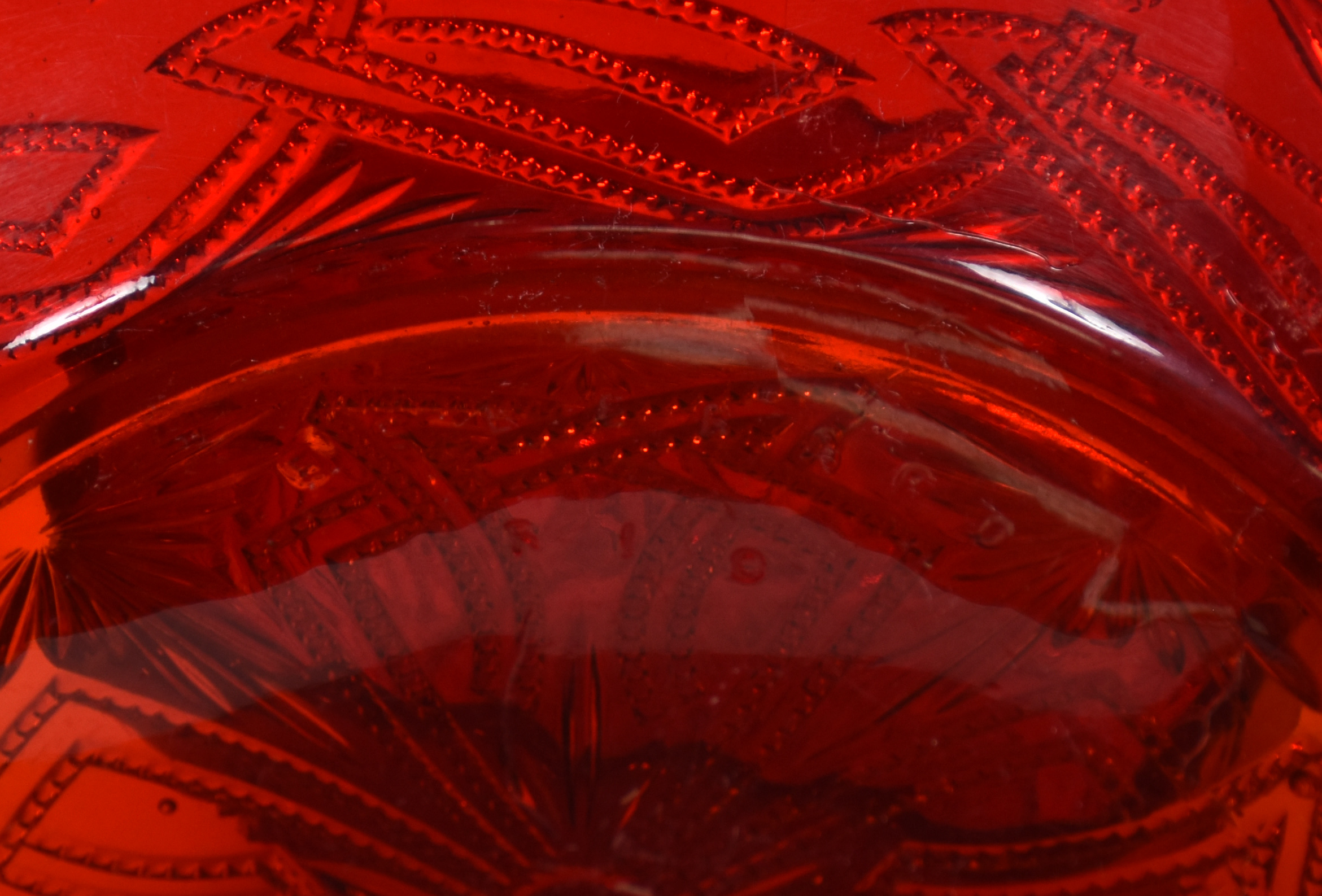 Quatro bowls de vidro vermelho trabalhado, dierentes modelos. Um... - foto 4 de 4