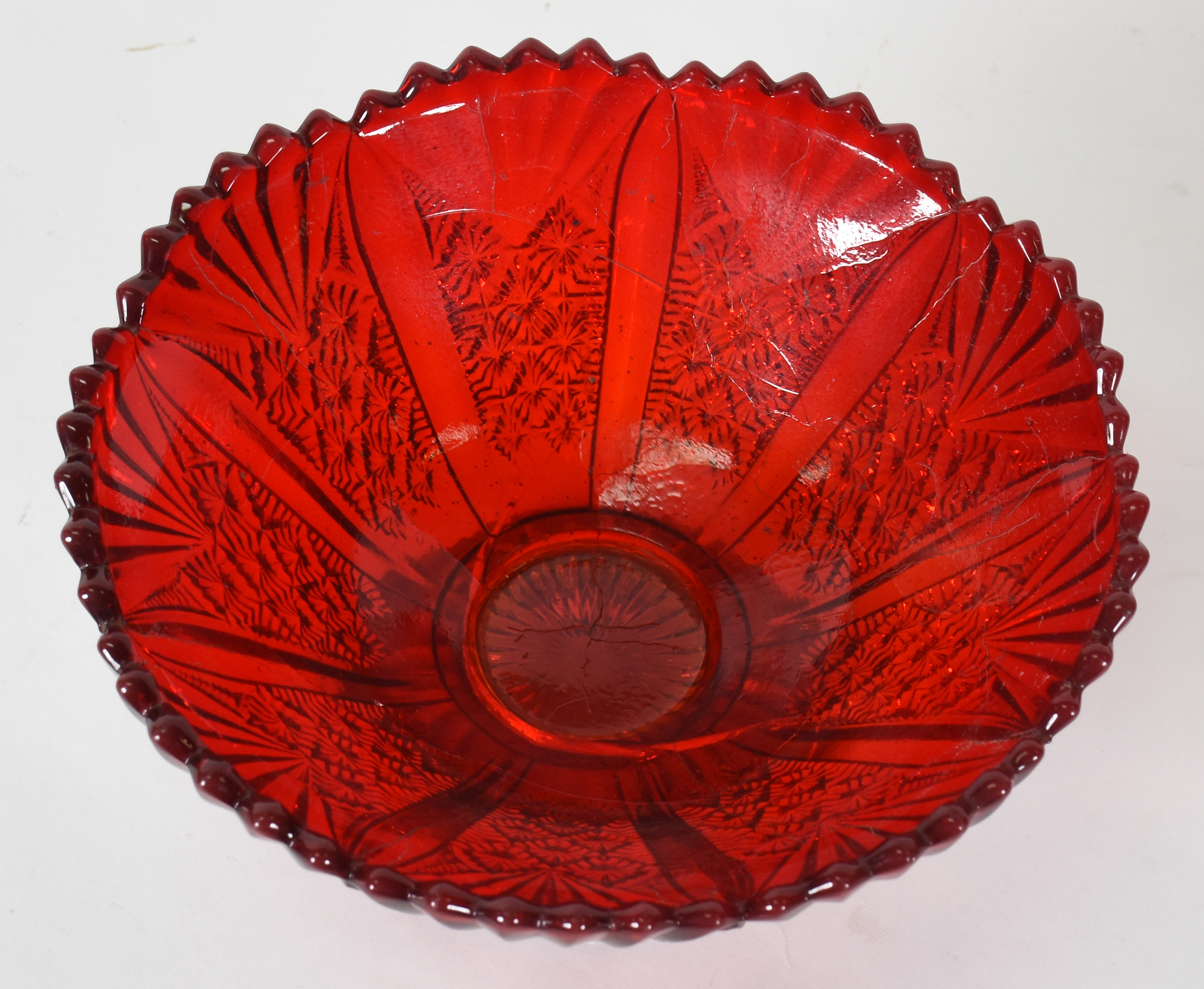 Quatro bowls de vidro vermelho trabalhado, dierentes modelos. Um... - foto 3 de 4