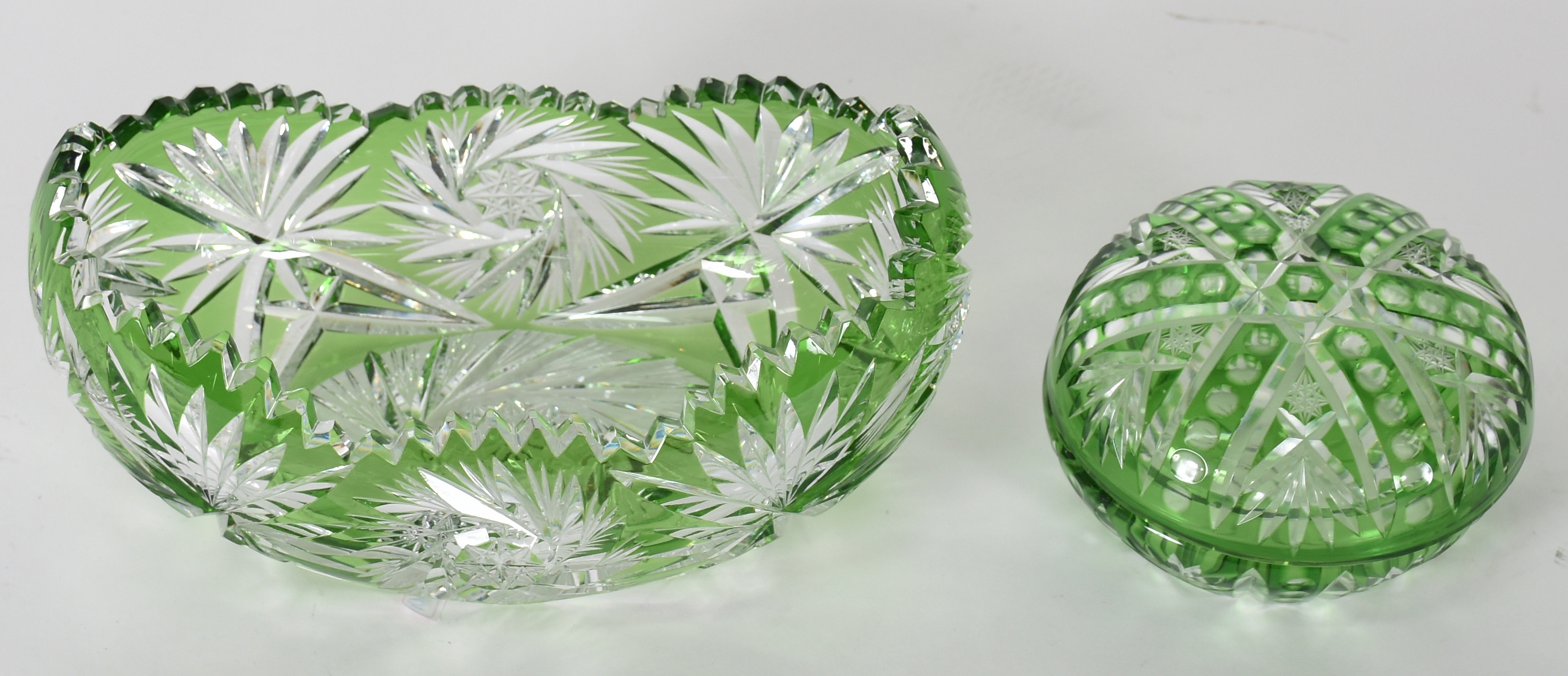 Duas peças de cristal doublé verde lapidado , sendo bomboniere (... - foto 1 de 4
