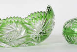 Duas peças de cristal doublé  verde lapidado , ... - Duas peças de cristal doublé  verde lapidado ,  sendo bomboniere ( pequeno bicado na borda interna ) e fruteira  na forma de gôndola, borda dent...