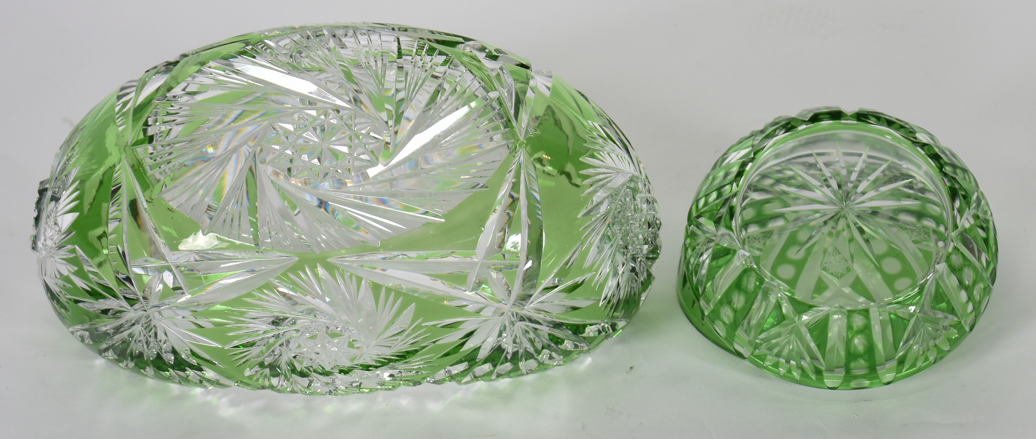 Duas peças de cristal doublé verde lapidado , sendo bomboniere (... - foto 3 de 4