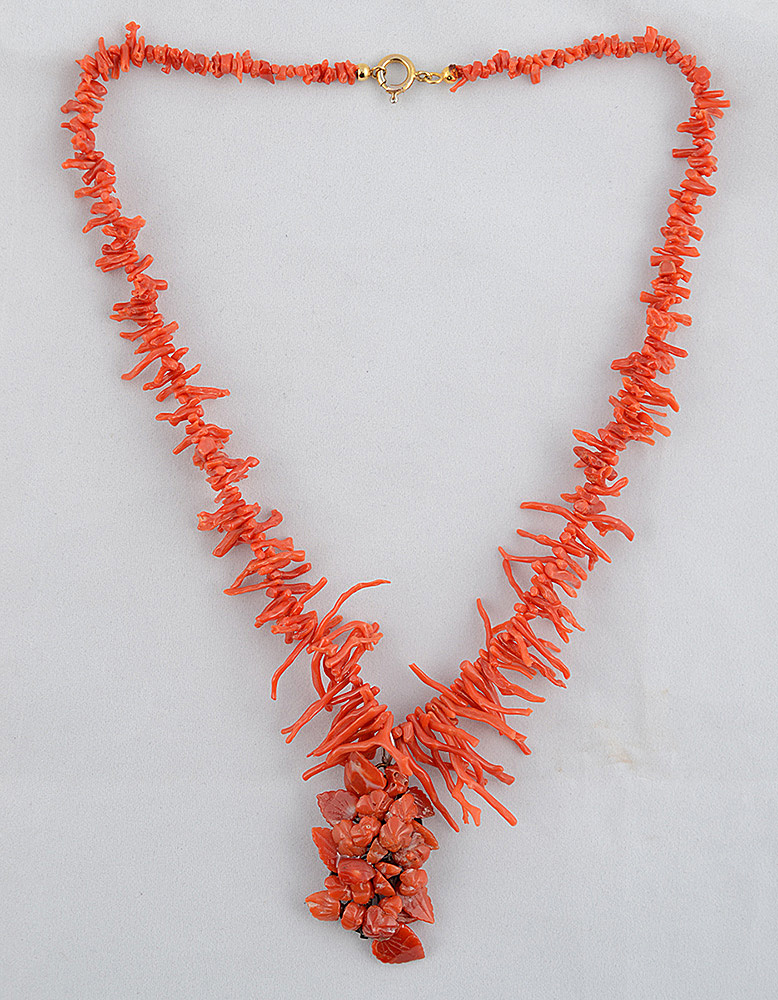 Colar de coral italiano vermelho escuro, fecho em ouro 18 k. Ao...