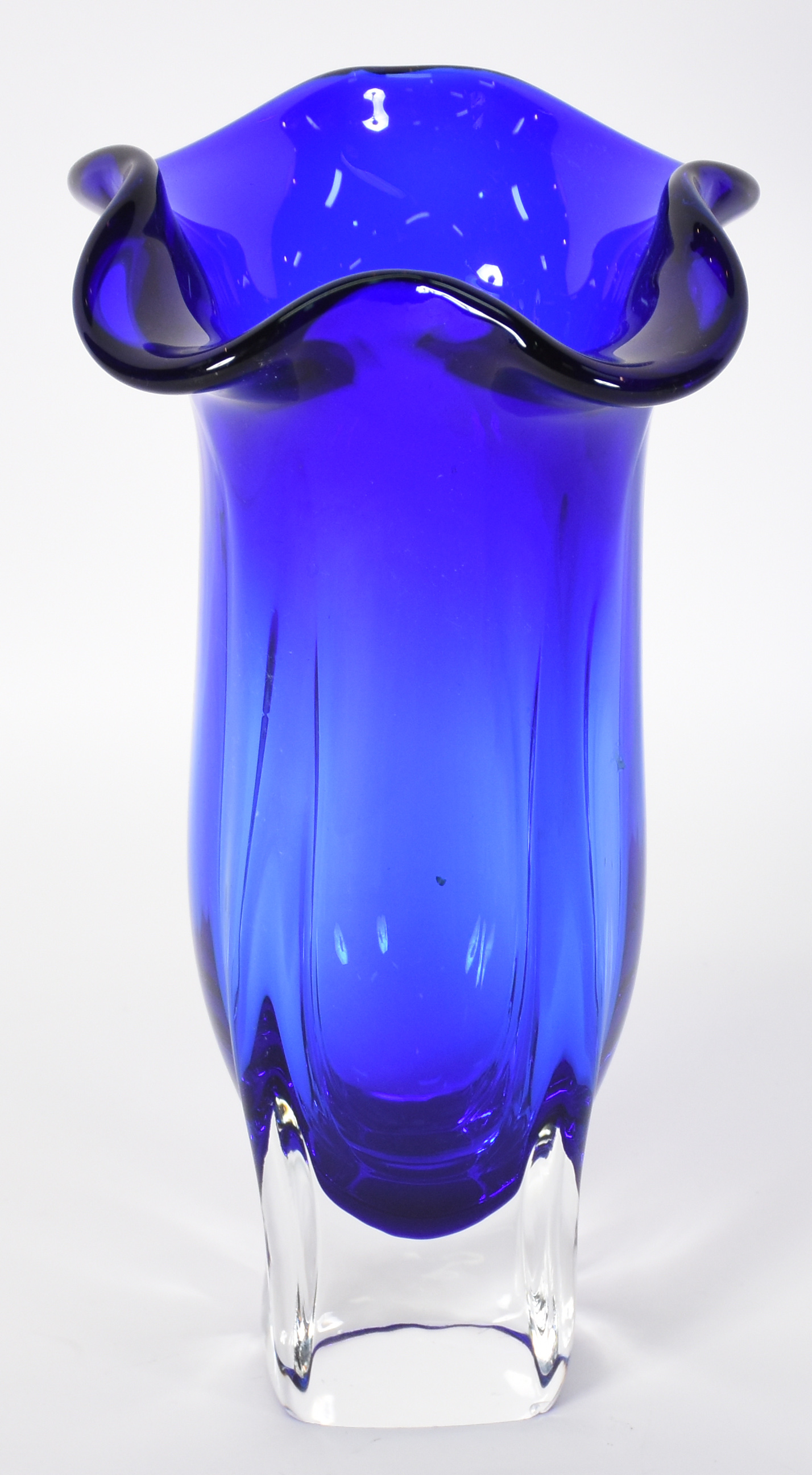 Vaso em bloco de cristal azul, borda feitio babado. Minimos bicados... - foto 1 de 3