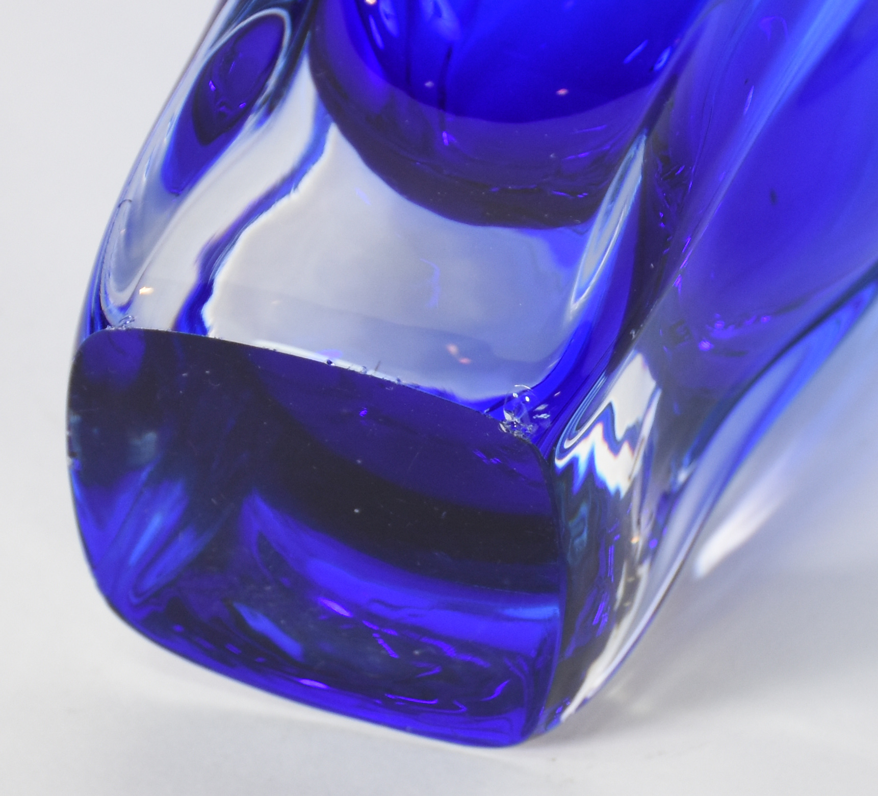 Vaso em bloco de cristal azul, borda feitio babado. Minimos bicados... - foto 3 de 3