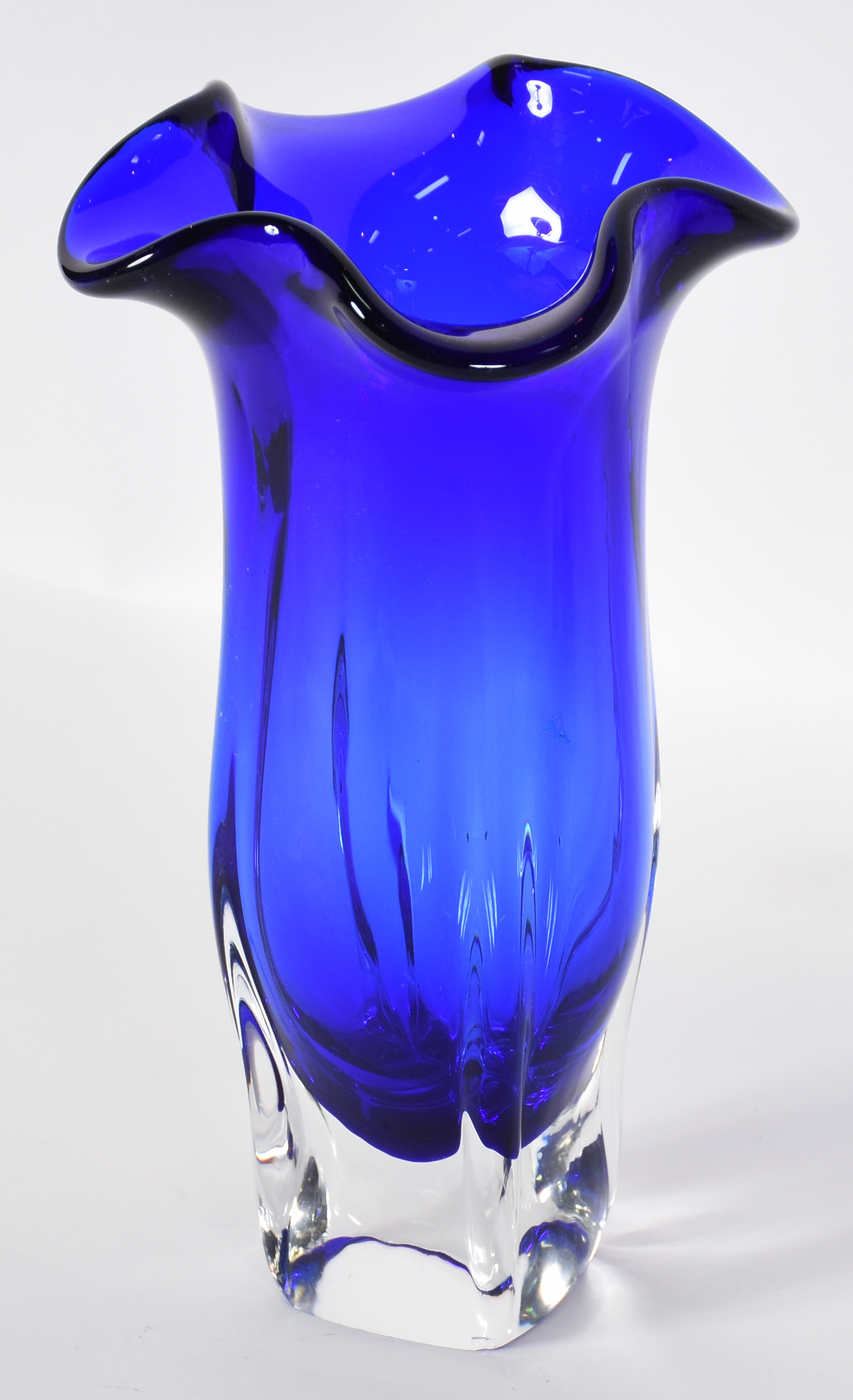 Vaso em bloco de cristal azul, borda feitio babado. Minimos bicados... - foto 2 de 3