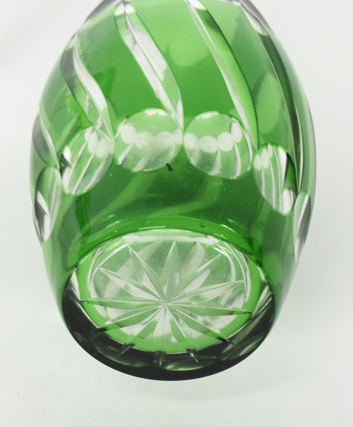 Garrafa de cristal double verde lapidado com 5 cálices de pé alto... - foto 3 de 4