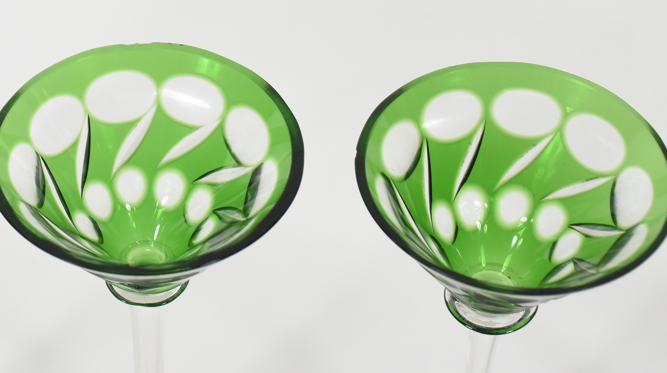 Garrafa de cristal double verde lapidado com 5 cálices de pé alto... - foto 4 de 4