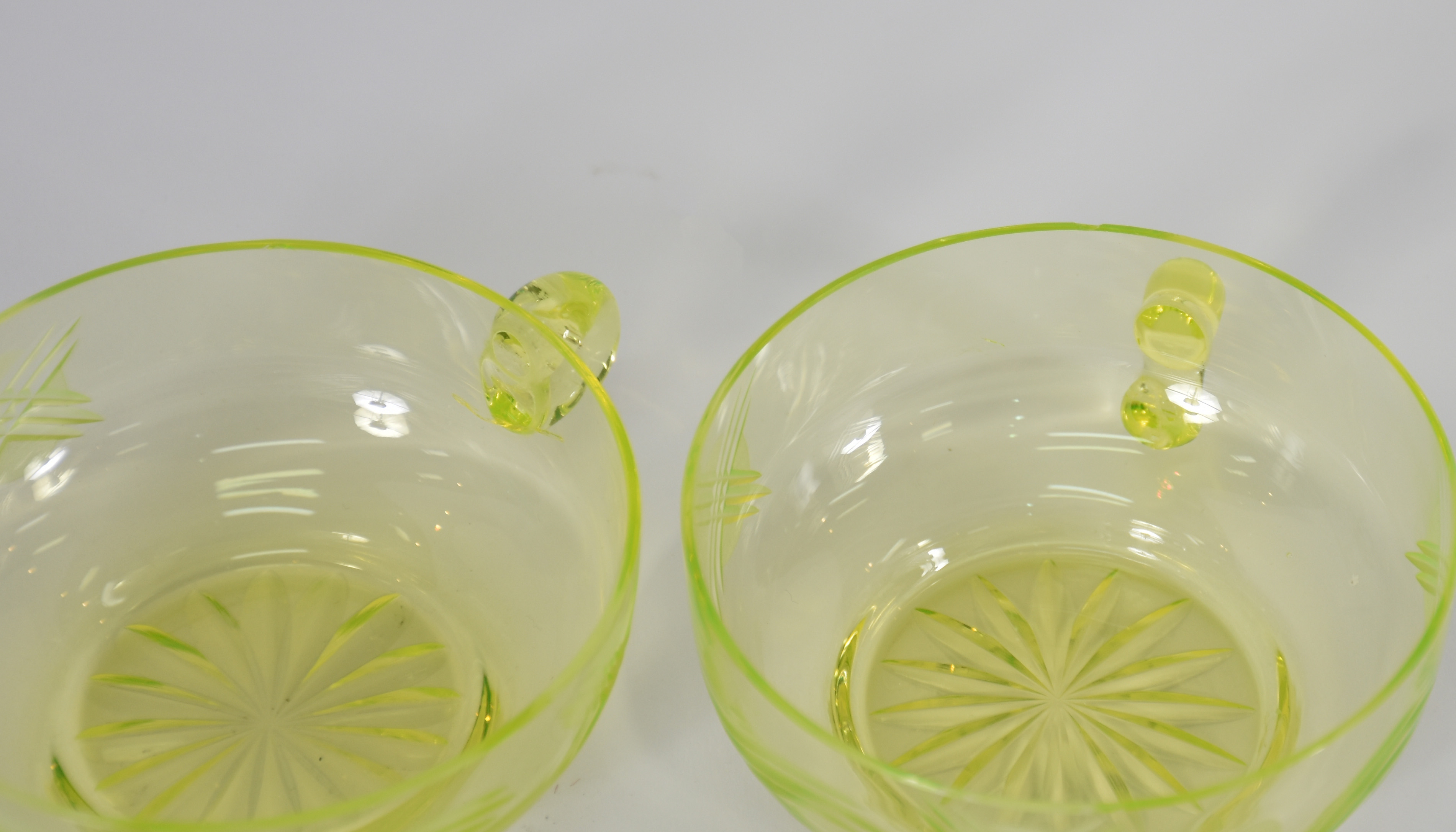 Diversas peças de vidro, sendo: fruteira verde de pé alto; 5 taças... - foto 3 de 4