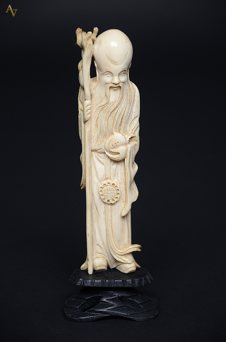 Escultura de marfim representando filósofo com cajado. Altura total... - foto 1 de 2