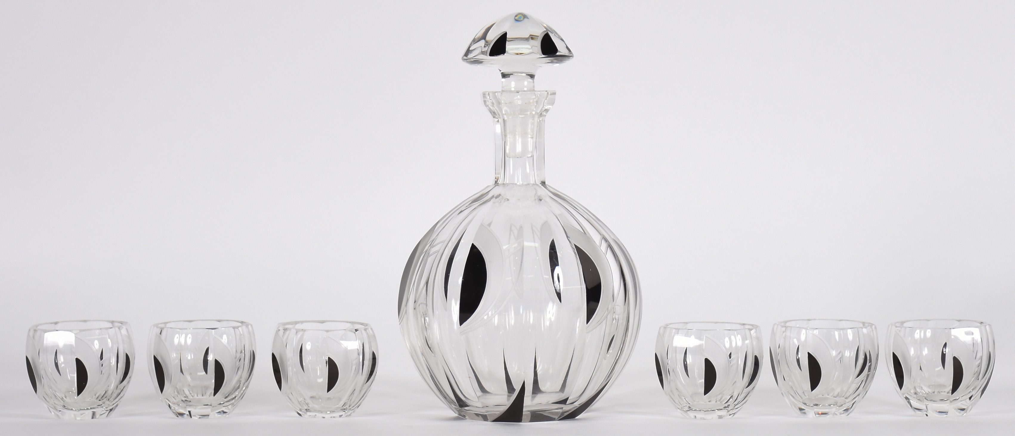 Licoreira de cristal ART DECO , detalhes em preto e fosco com 6... - foto 1 de 3