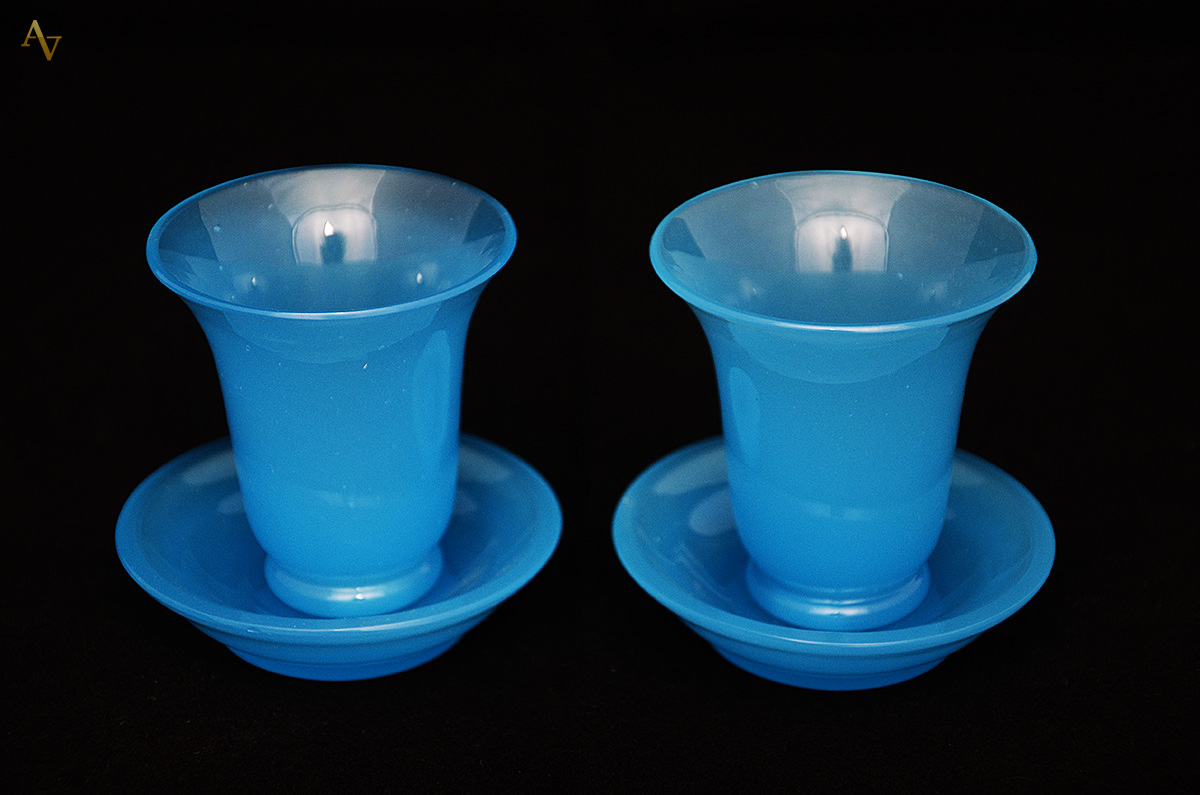 Par de copos de opalina azul para chá. Altura 8 cm.