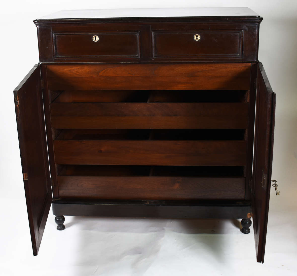 Grande cômoda de madeira nobre, 2 gavetas e 2 portas almofadadas , 4... - foto 2 de 5