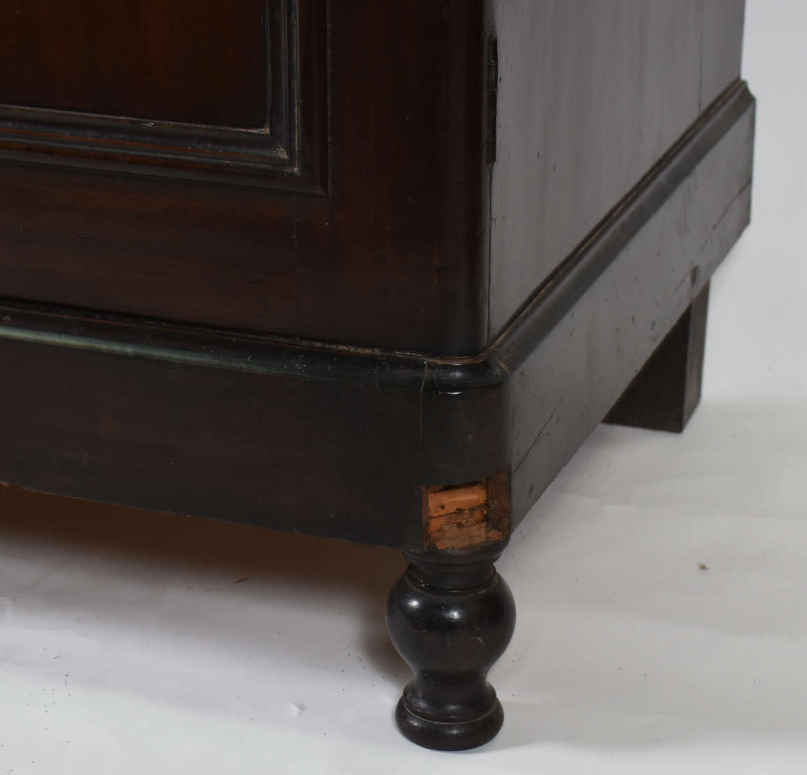 Grande cômoda de madeira nobre, 2 gavetas e 2 portas almofadadas , 4... - foto 5 de 5