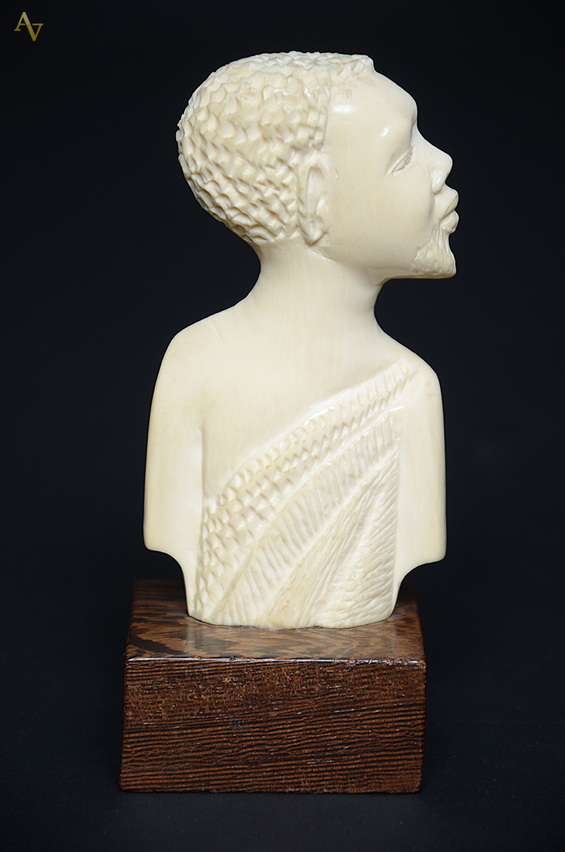 Escultura de marfim representando busto masculino. Altura total 15 cm. - foto 1 de 2