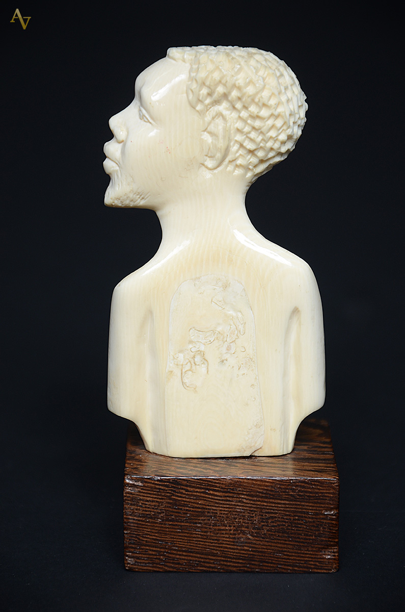 Escultura de marfim representando busto masculino. Altura total 15 cm. - foto 2 de 2
