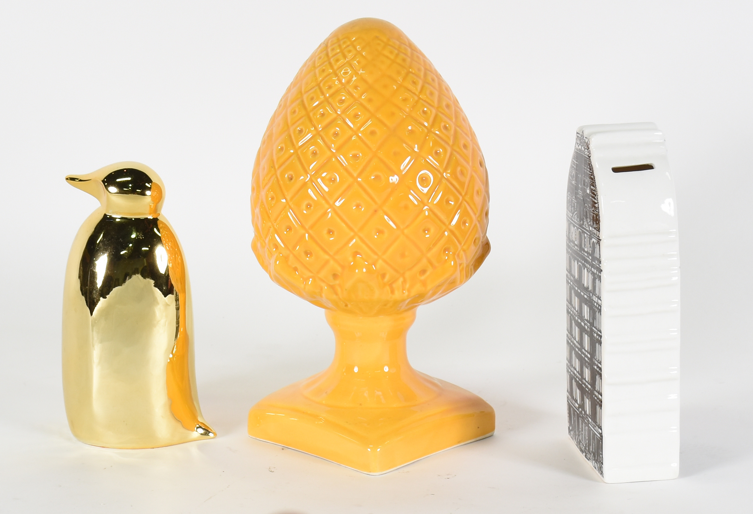 Três peças de porcelana sendo, pinha de porcelana amarela , pinguim... - foto 2 de 3