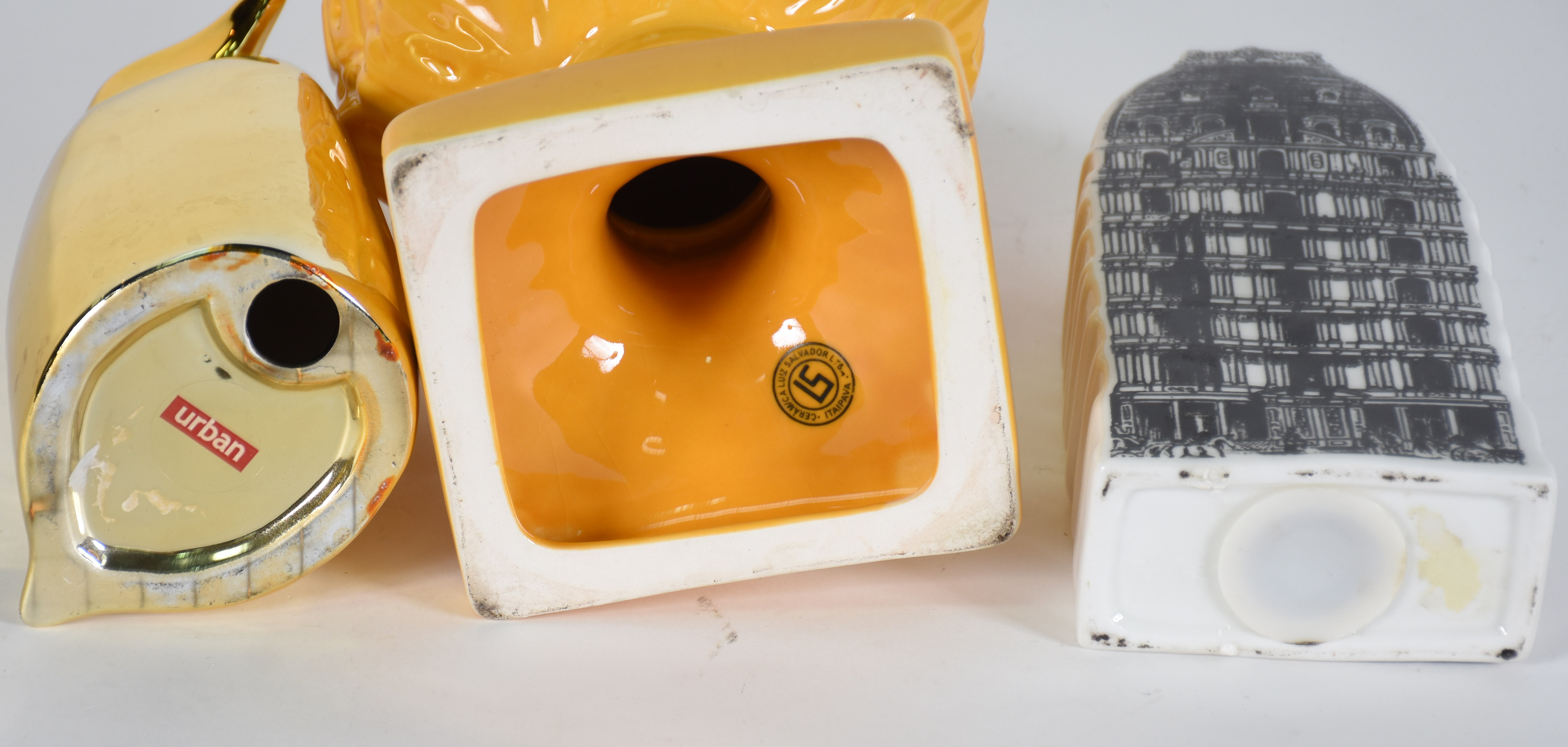 Três peças de porcelana sendo, pinha de porcelana amarela , pinguim... - foto 3 de 3