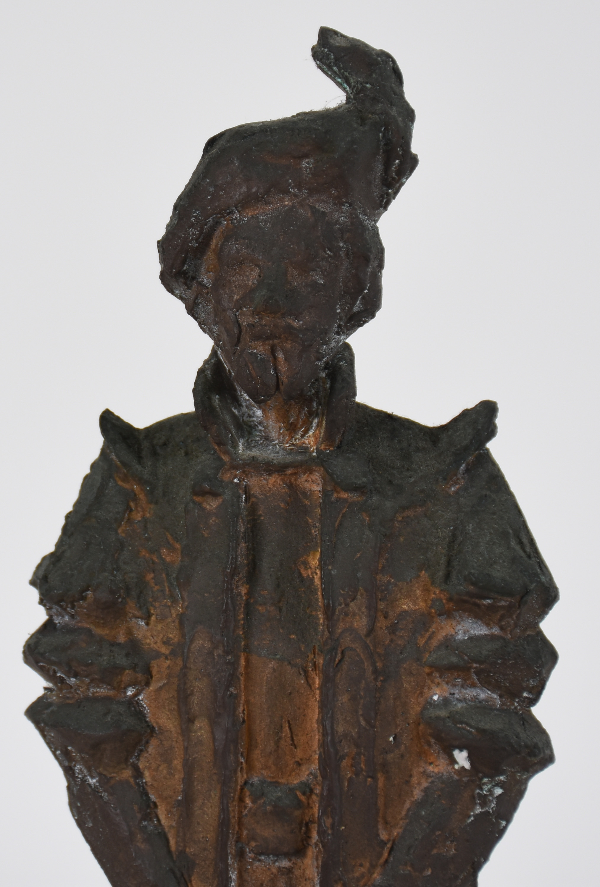 Escultura de bronze representando figura masculina. Base com... - foto 2 de 4